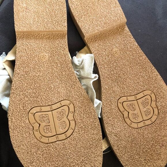 New Never worn pineapple sandals tan in color size 8 runs more like a seven - Picture 5 of 9